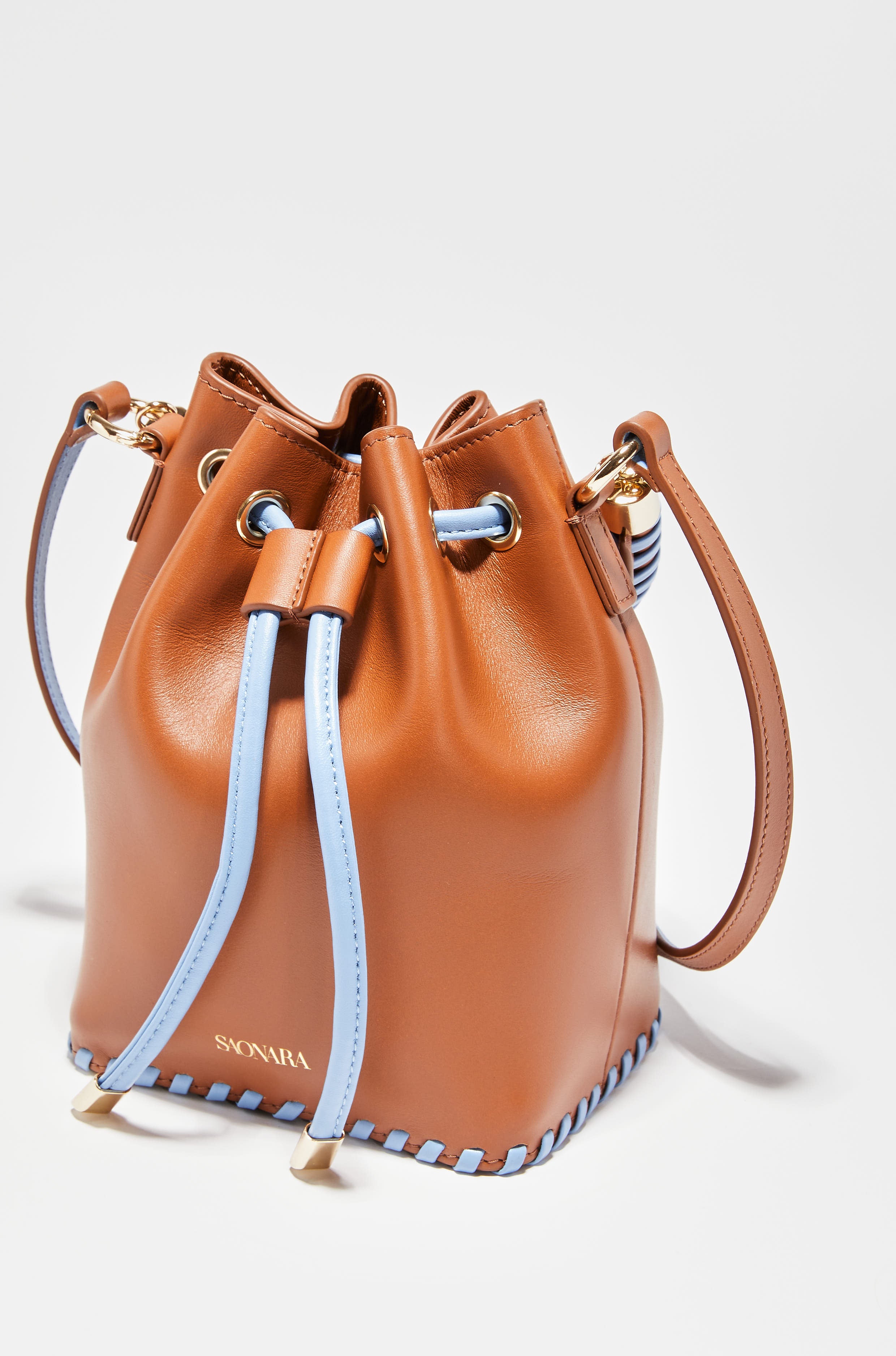 SAONARA MINI BUCKET CARAMEL / BLUE SKY LEATHER