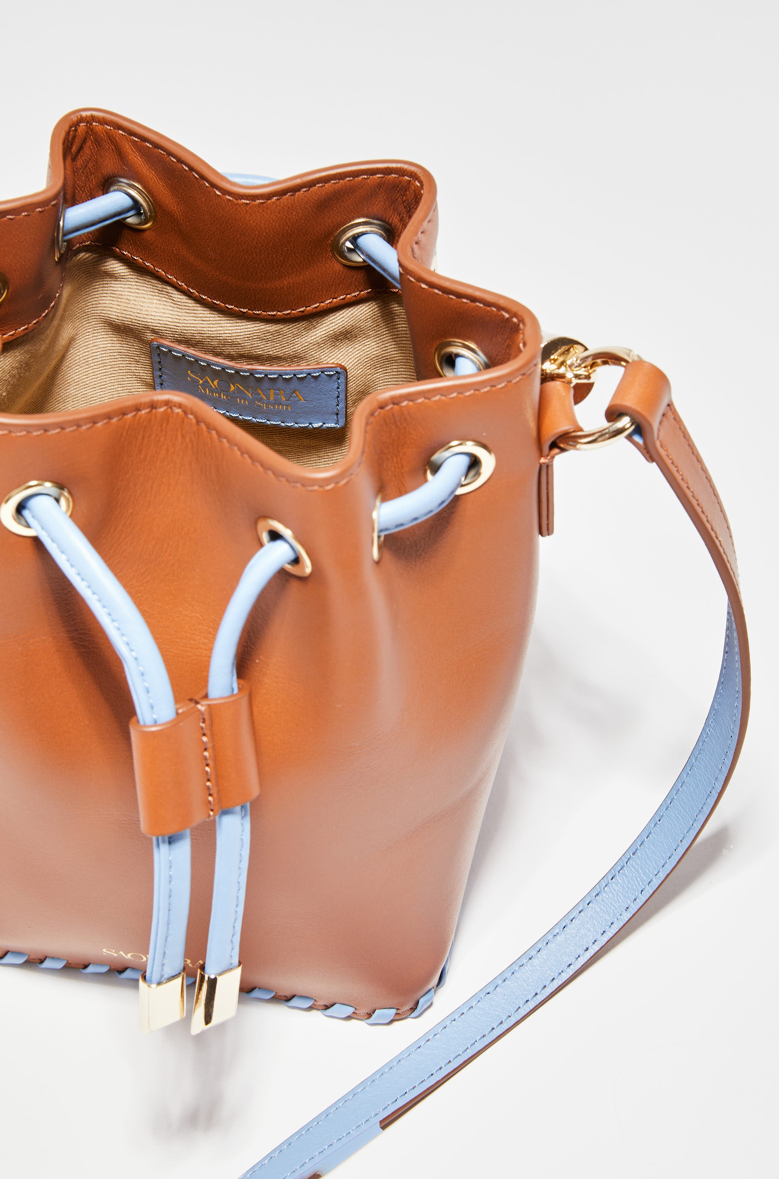SAONARA MINI BUCKET CARAMEL / BLUE SKY LEATHER